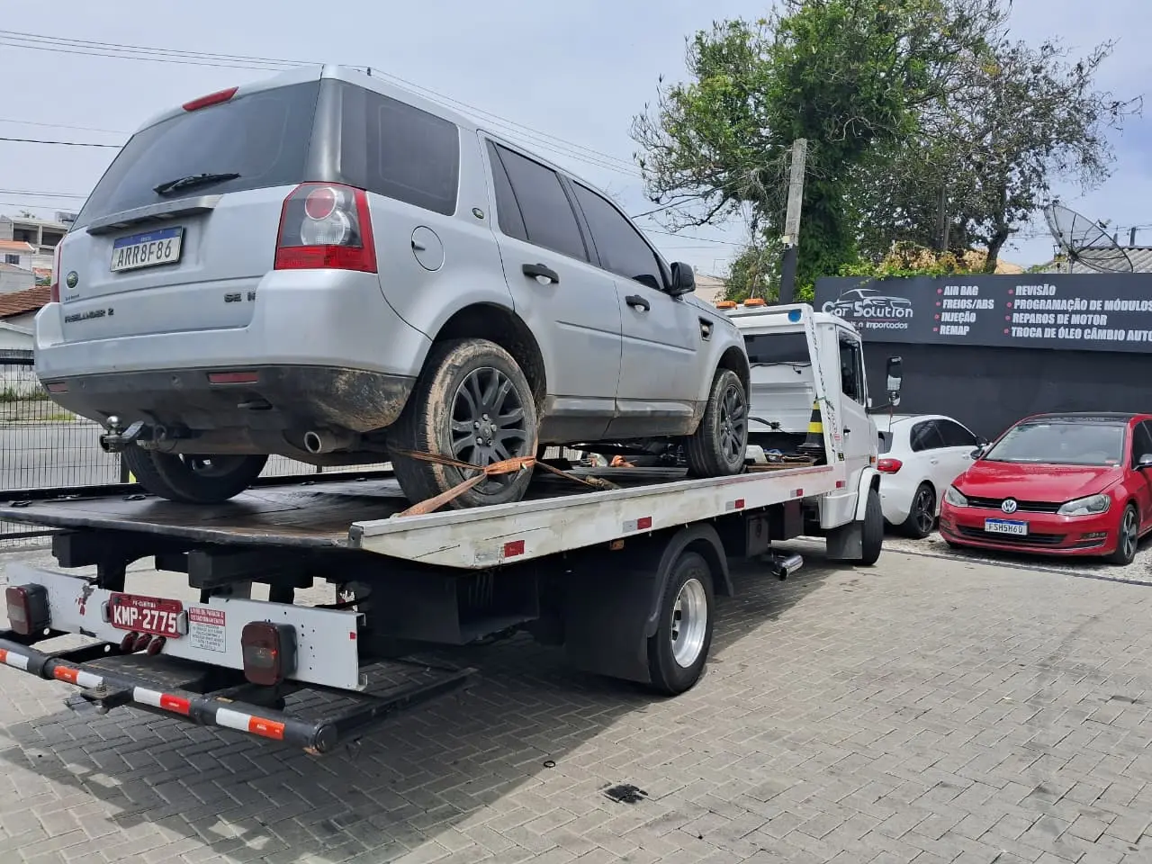 Serviço de guincho realizando transporte de SUV prata com total segurança