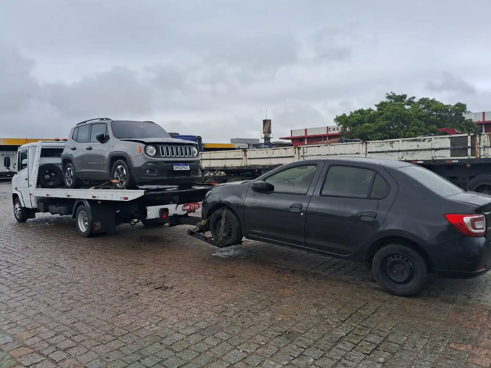 Guincho rebocando dois carros simultaneamente em atendimento emergencial em Curitiba